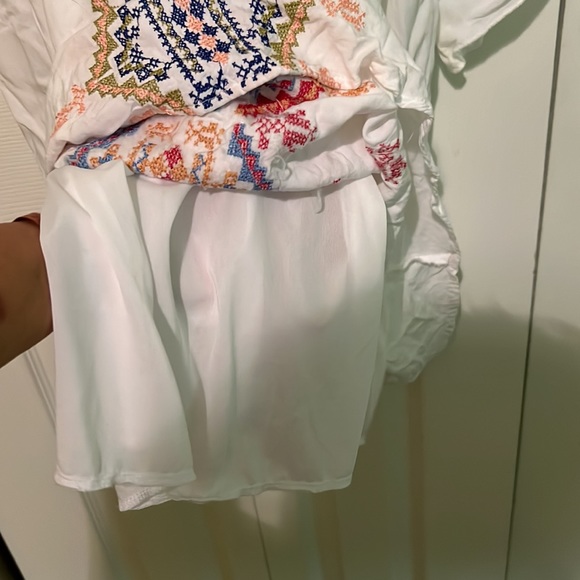 Chic Connection White Dress W/Multi color Embroidery, Womens S/P pre owned - Picture 4 of 9